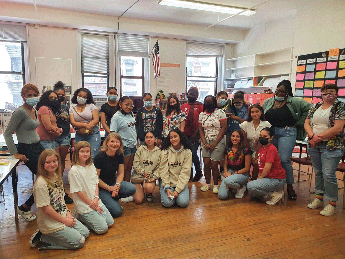 Brydie and her kids volunteering at One to World’s Global Classroom program with Grand Street Settlement